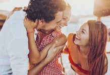 Cum sa condimentezi lucurile in casnicie cu un threesome