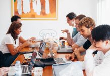 Ce este retrospectiva agila si cum sa faci o echipa mai agila?