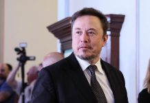 Elon Musk viziteaza kibutz-ul atacat de Hamas in timpul vizitei in Israel