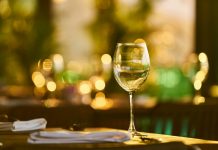 Ce beneficii asupra sănătății are consumul unui pahar cu vin alb pe zi?