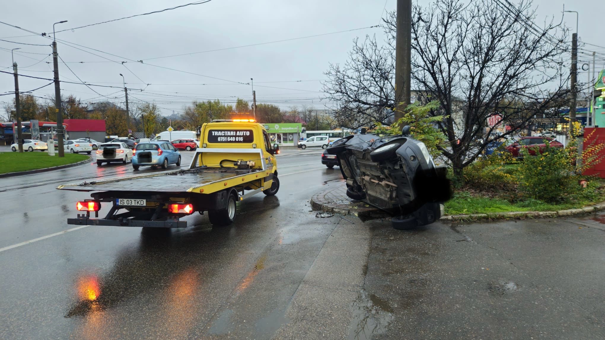 Interventie la un accident in Podul de Piatra Iasi, unde un autoturism Logan era rasturnat