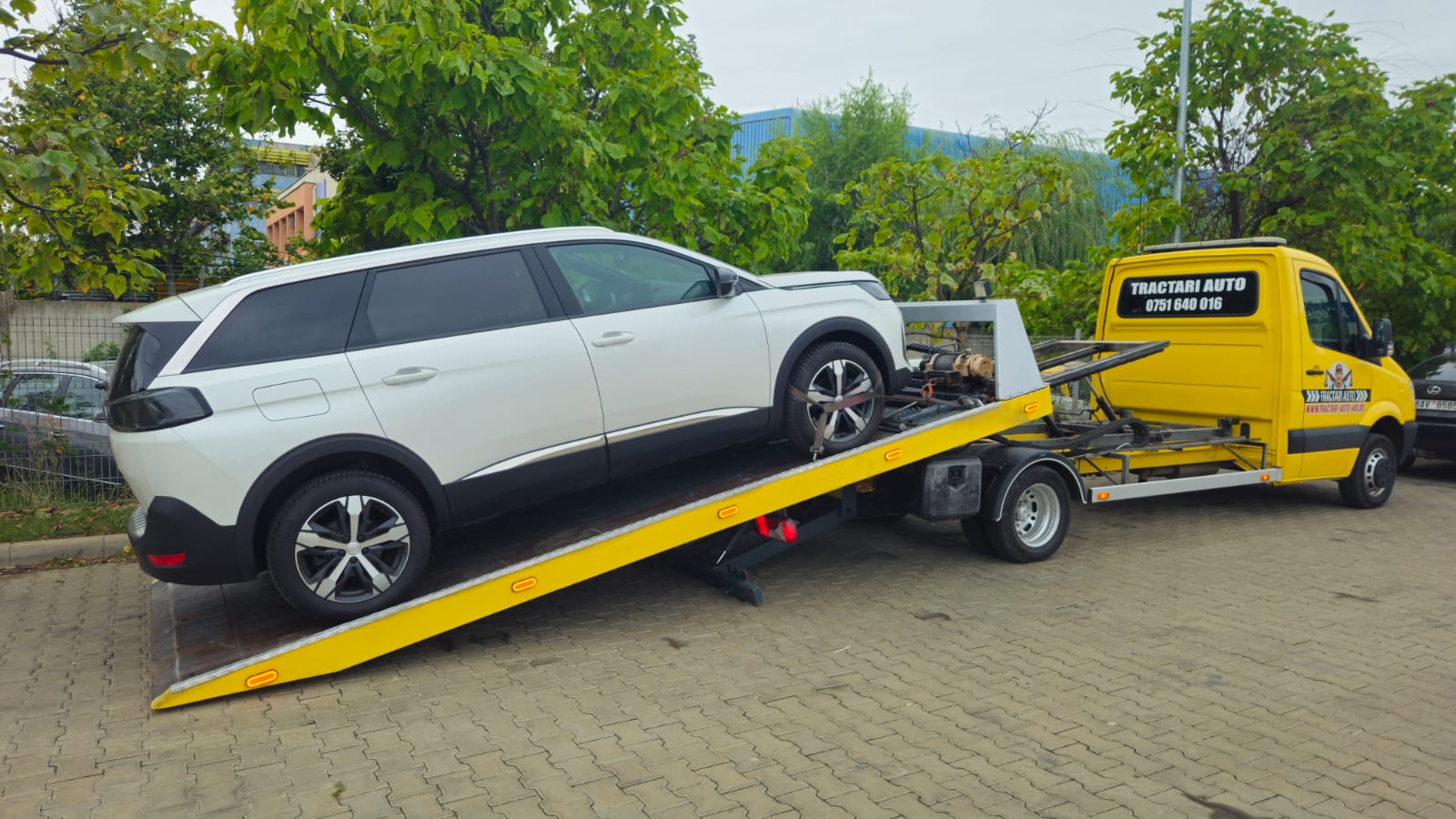 Imagine unde un autoturism SUV de mari dimensiuni este transportat la RAR Iasi.